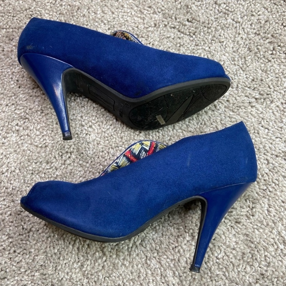 Women’s blue heels size 7.5
